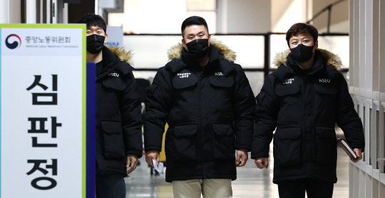 삼성전자 노조 관계자들이 14일 오전 세종시 중앙노동위원회에서 열리는  삼성전자 노사 임금협상 중노위 2차 조정회의에 참석하고 있다. <연합뉴스>